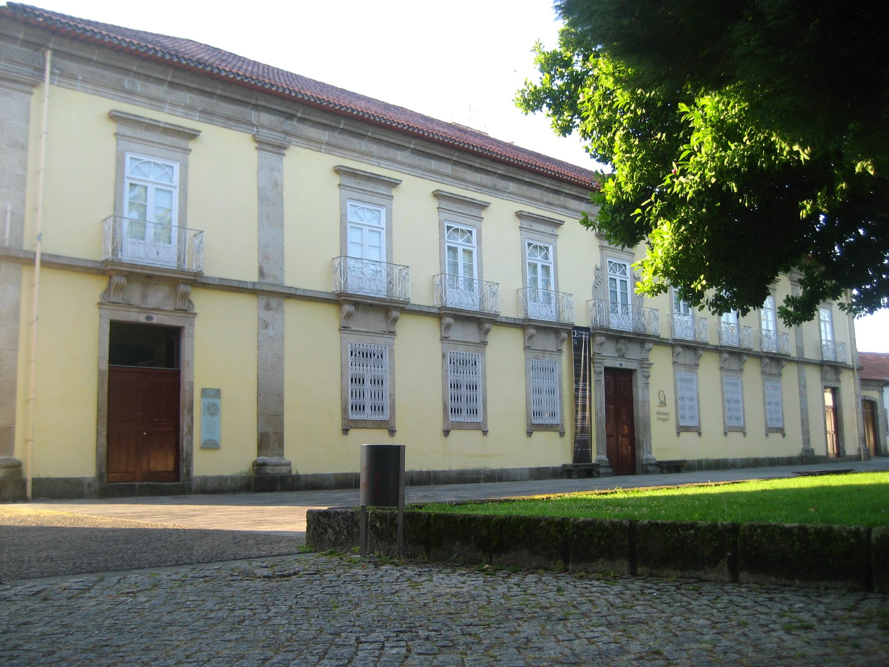 The historic Casa do Terreiro building that houses Casa das Artes and the municipal library