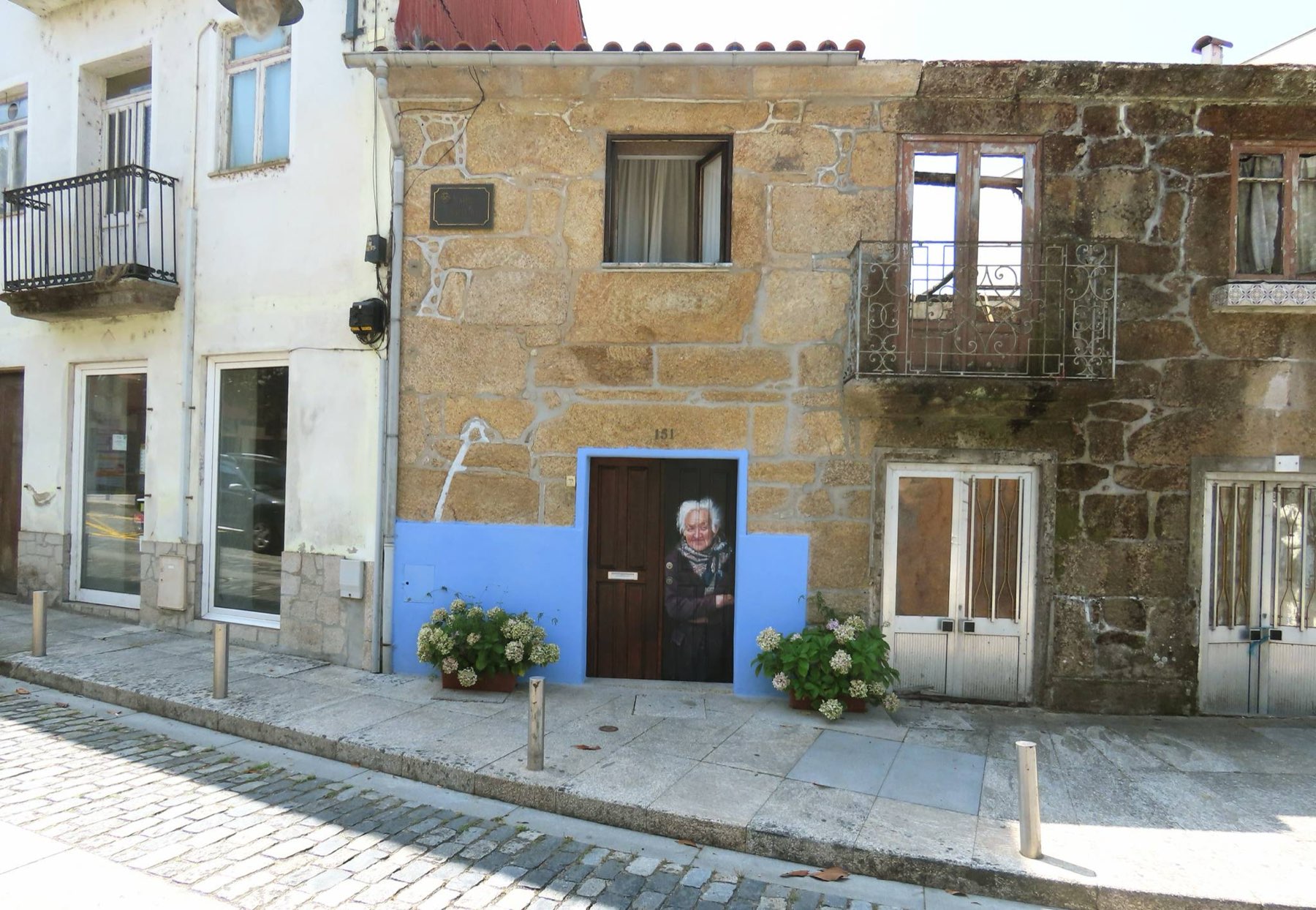 Lininha mural on an old stone house at Largo da Valeta