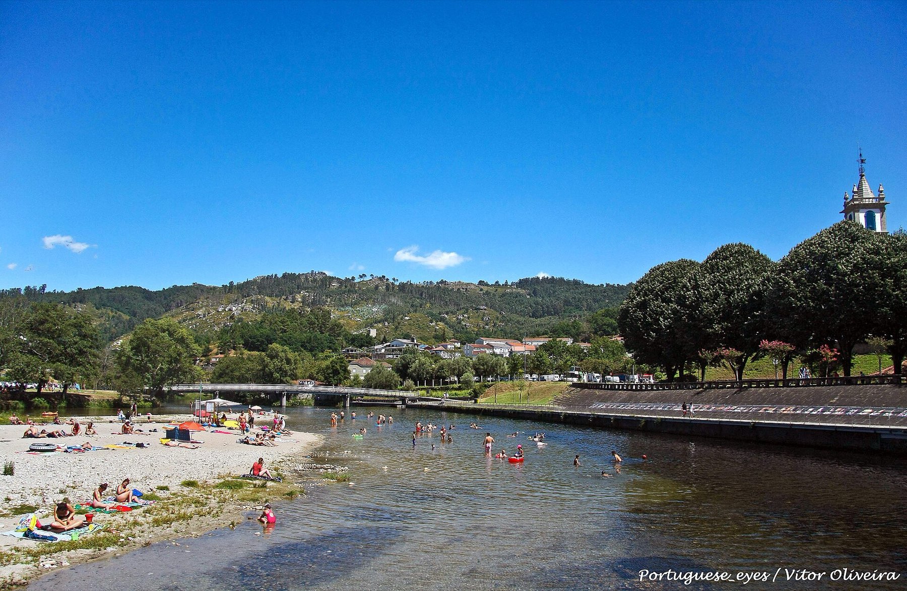 People enjoying the Praia Fluvial da Valeta beside the Rio Vez